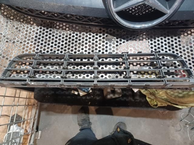 bontott VW PASSAT B6 Első Lökhárító Alsó Középső Díszrács