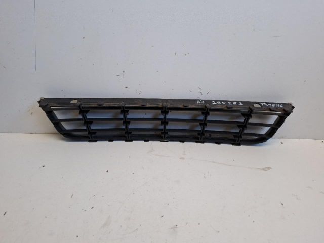 bontott VW PASSAT B6 Első Lökhárító Alsó Középső Díszrács