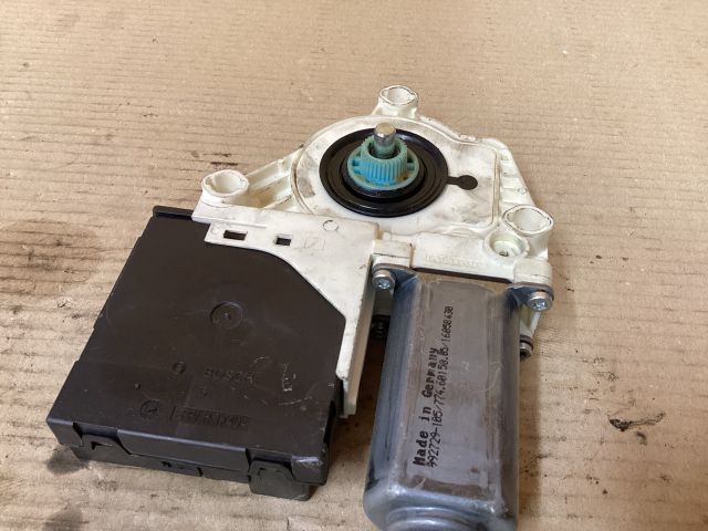 bontott VW PASSAT B6 Jobb első Ablakemelő Motor