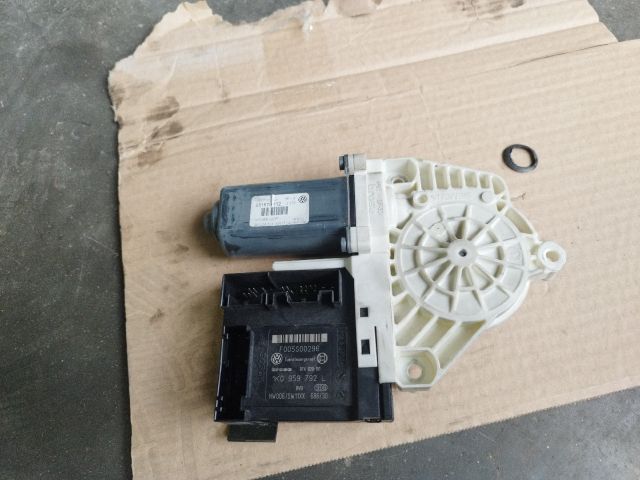 bontott VW PASSAT B6 Jobb első Ablakemelő Motor