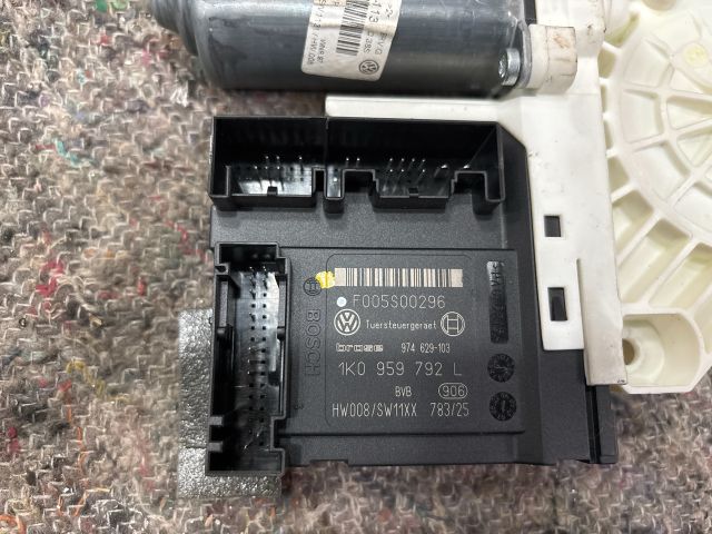 bontott VW PASSAT B6 Jobb első Ablakemelő Motor