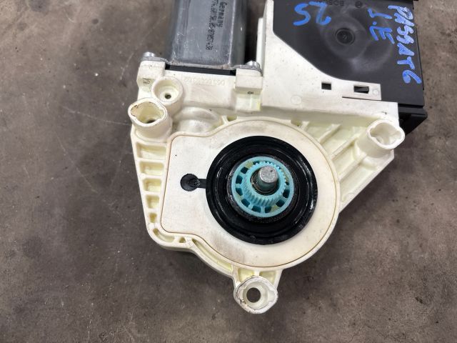 bontott VW PASSAT B6 Jobb első Ablakemelő Motor