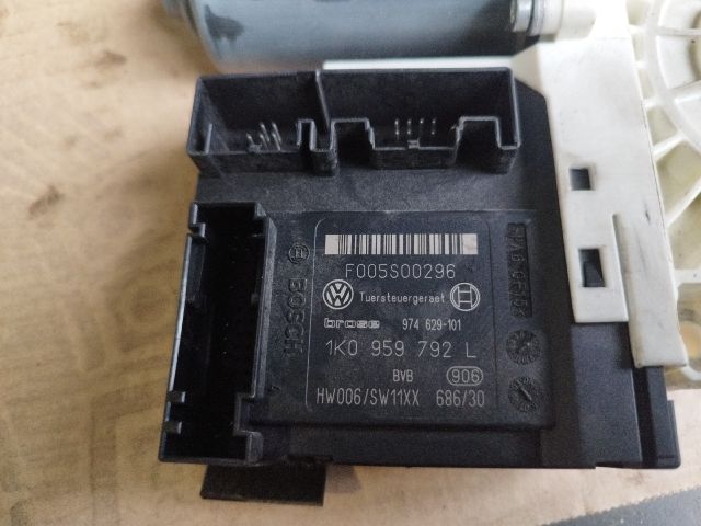 bontott VW PASSAT B6 Jobb első Ablakemelő Motor