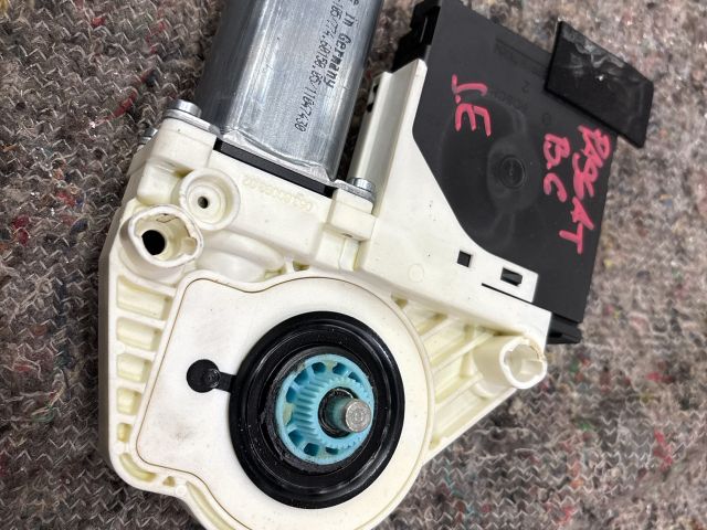 bontott VW PASSAT B6 Jobb első Ablakemelő Motor