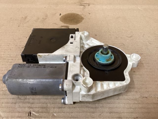 bontott VW PASSAT B6 Jobb első Ablakemelő Motor