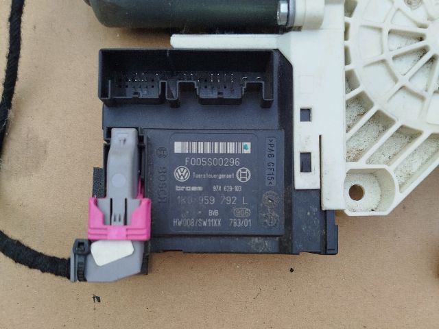 bontott VW PASSAT B6 Jobb első Ablakemelő Motor