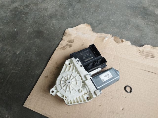 bontott VW PASSAT B6 Jobb első Ablakemelő Motor