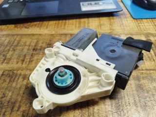 bontott VW PASSAT B6 Jobb első Ablakemelő Motor