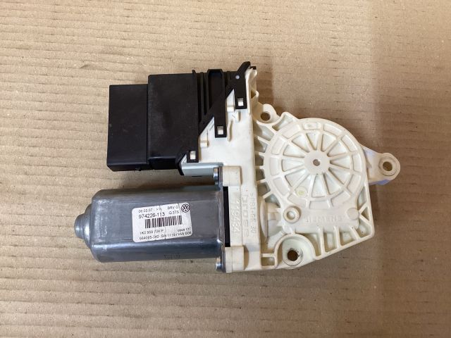 bontott VW PASSAT B6 Jobb első Ablakemelő Motor