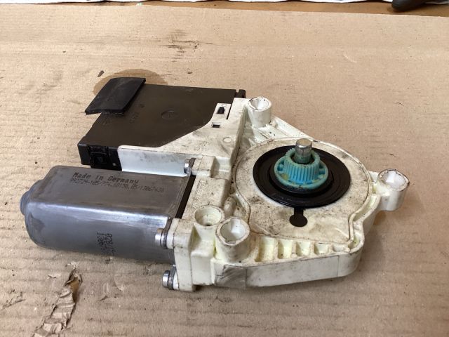 bontott VW PASSAT B6 Jobb első Ablakemelő Motor