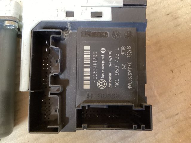 bontott VW PASSAT B6 Jobb első Ablakemelő Motor