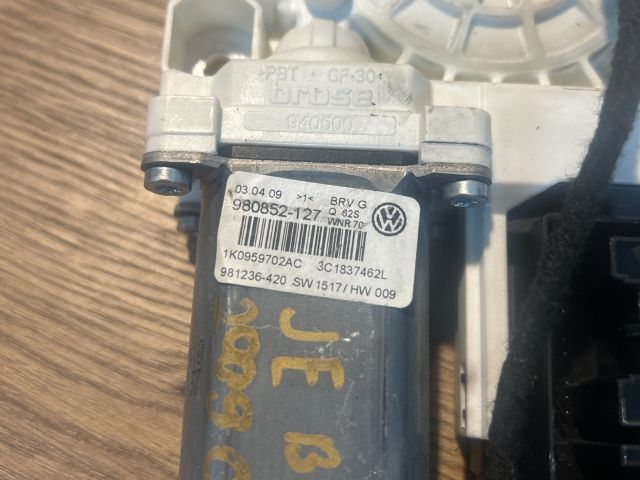 bontott VW PASSAT B6 Jobb első Ablakemelő Motor