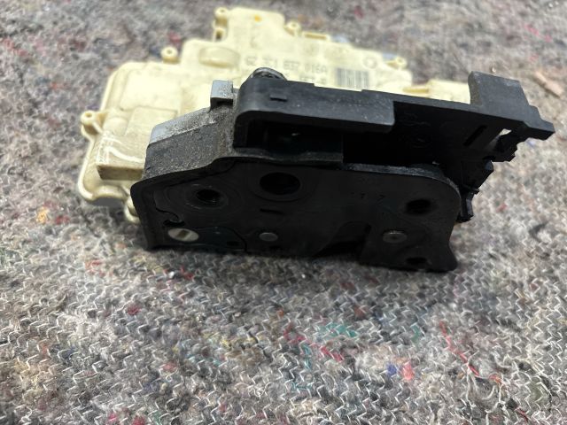 bontott VW PASSAT B6 Jobb első Ajtózár