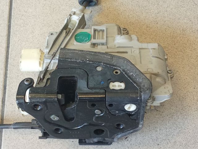 bontott VW PASSAT B6 Jobb első Ajtózár