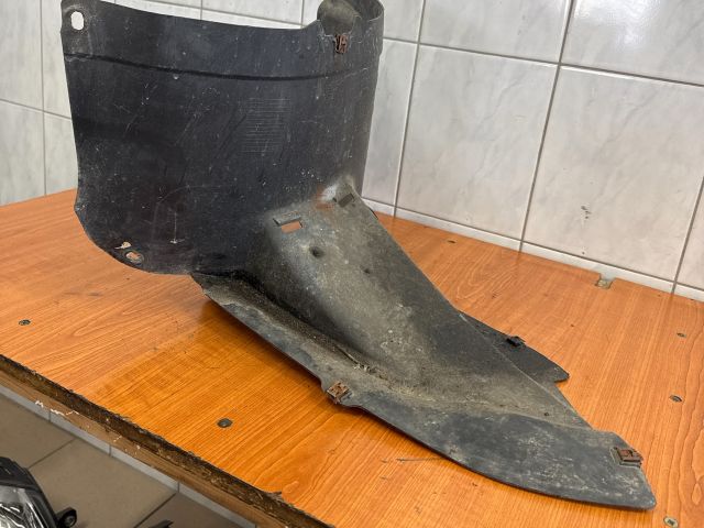 bontott VW PASSAT B6 Jobb első Dobbetét (Kerékjárati, Műanyag)