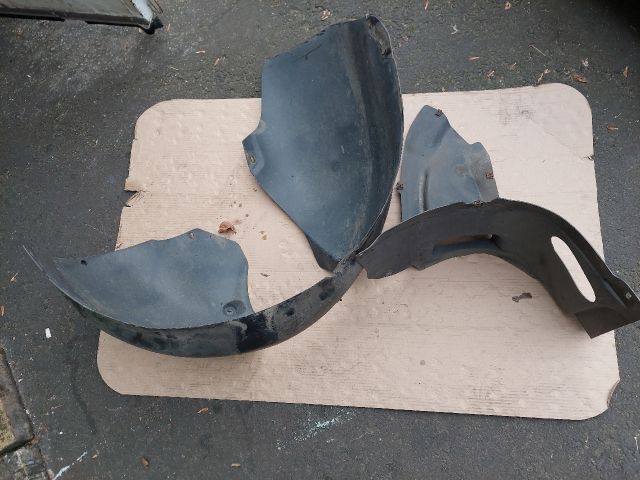 bontott VW PASSAT B6 Jobb első Dobbetét (Kerékjárati, Műanyag)