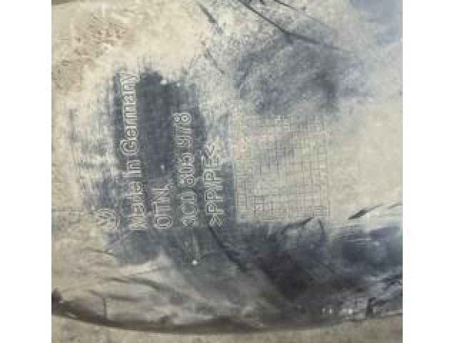 bontott VW PASSAT B6 Jobb első Dobbetét (Kerékjárati, Műanyag)