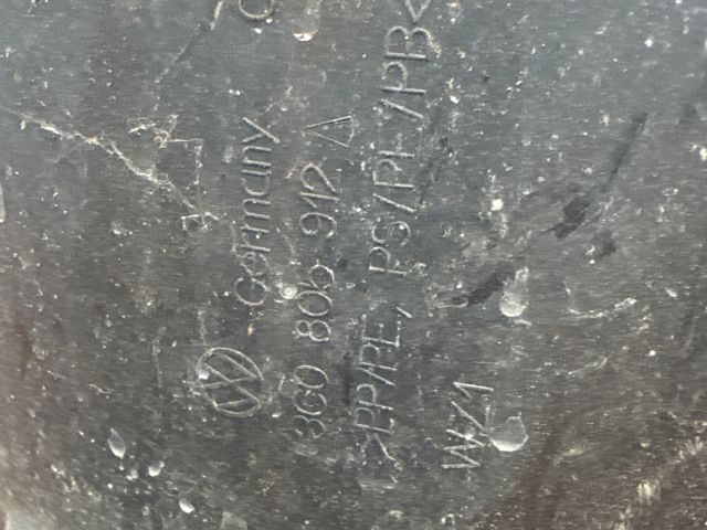 bontott VW PASSAT B6 Jobb első Dobbetét (Kerékjárati, Műanyag)