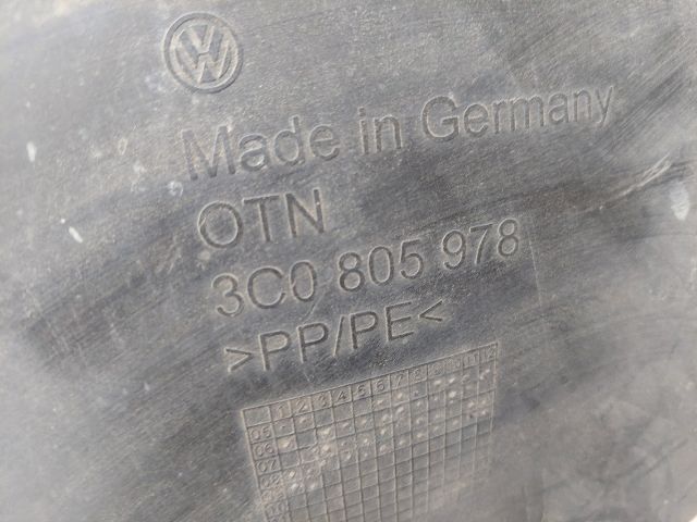 bontott VW PASSAT B6 Jobb első Dobbetét (Kerékjárati, Műanyag)