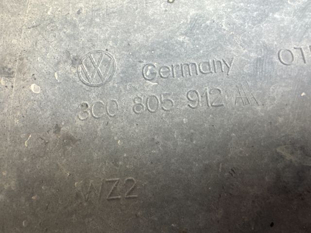 bontott VW PASSAT B6 Jobb első Első Dobbetét (Kerékjárati, Műanyag)