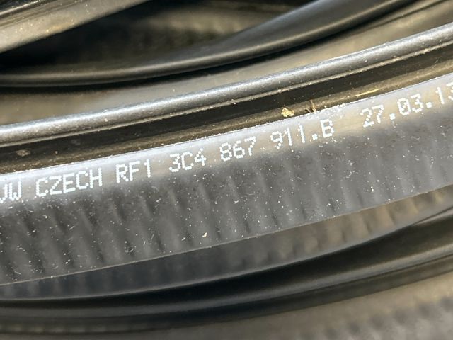 bontott VW PASSAT B6 Jobb első Gumikéder