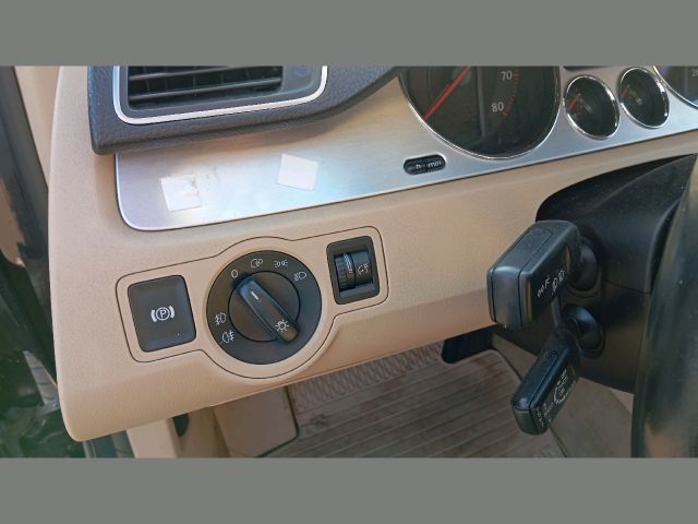 bontott VW PASSAT B6 Jobb első Gumikéder