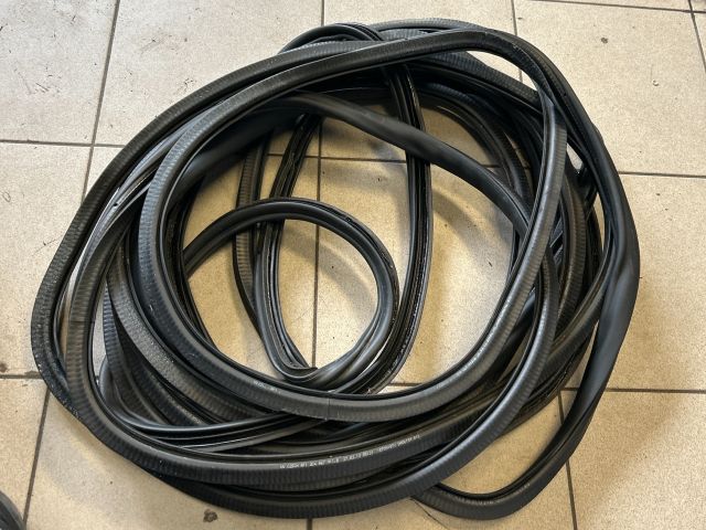 bontott VW PASSAT B6 Jobb első Gumikéder