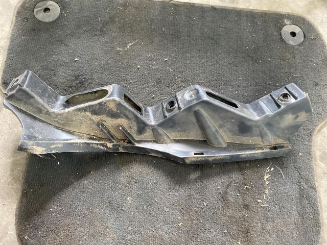 bontott VW PASSAT B6 Jobb első Lökhárító Tartó (Műanyag)