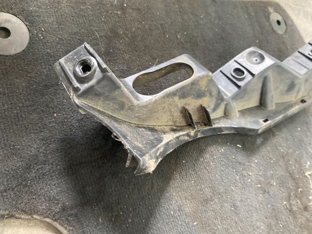 bontott VW PASSAT B6 Jobb első Lökhárító Tartó (Műanyag)