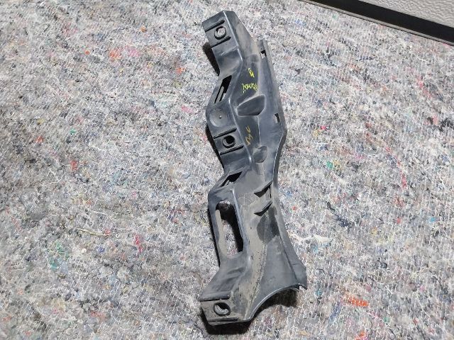 bontott VW PASSAT B6 Jobb első Lökhárító Tartó (Műanyag)