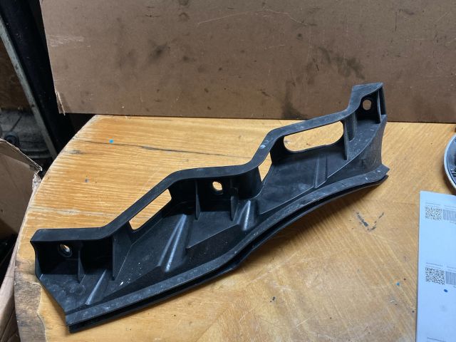 bontott VW PASSAT B6 Jobb első Oldal Lökhárító Tartó (Műanyag)