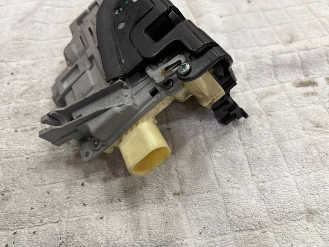 bontott VW PASSAT B6 Jobb első Zárbetét