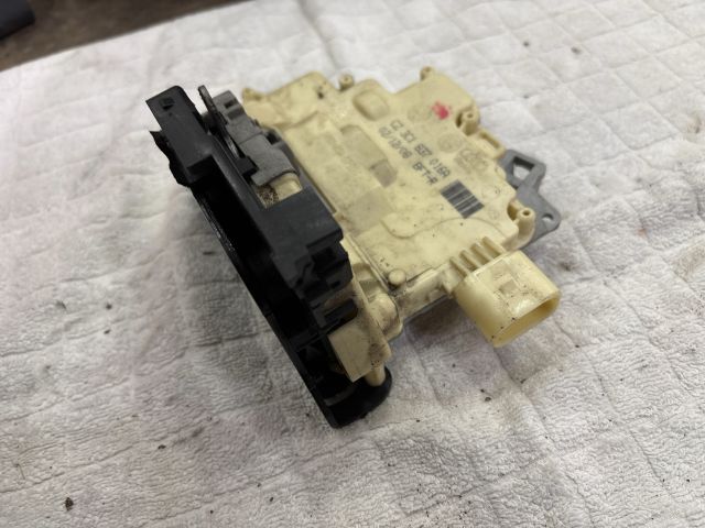 bontott VW PASSAT B6 Jobb első Zárbetét