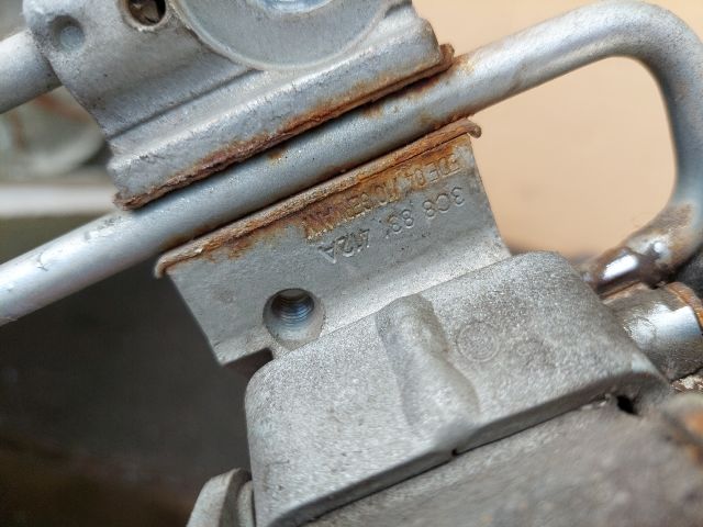 bontott VW PASSAT B6 Jobb első Zsanér