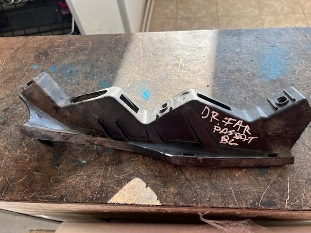 bontott VW PASSAT B6 Jobb Fényszóró Tartó