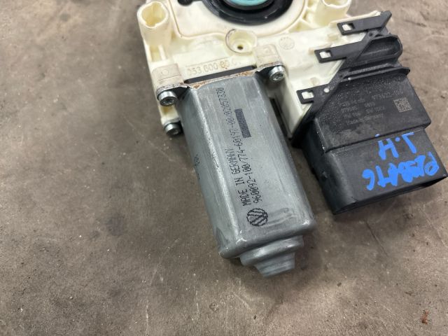 bontott VW PASSAT B6 Jobb hátsó Ablakemelő Motor