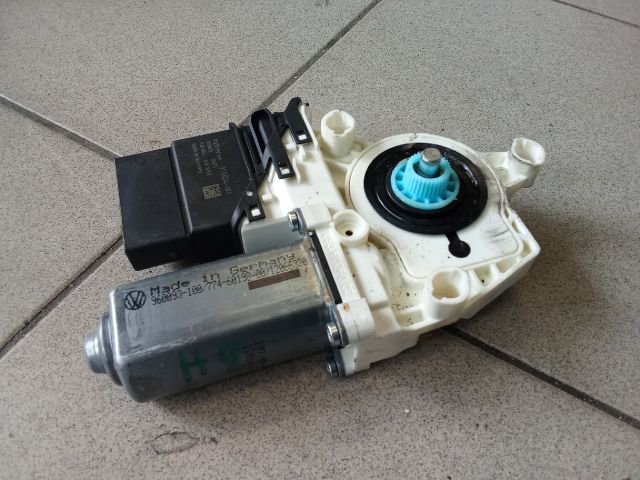 bontott VW PASSAT B6 Jobb hátsó Ablakemelő Motor