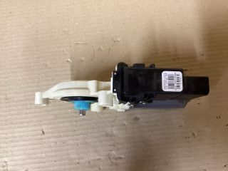 bontott VW PASSAT B6 Jobb hátsó Ablakemelő Motor