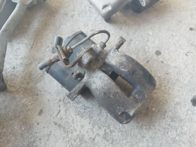 bontott VW PASSAT B6 Jobb hátsó Féknyereg Munkahengerrel