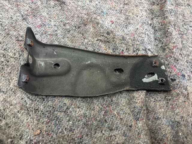 bontott VW PASSAT B6 Jobb Sárvédő Oldaltartó