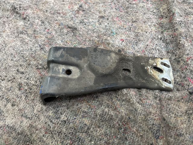 bontott VW PASSAT B6 Jobb Sárvédő Oldaltartó