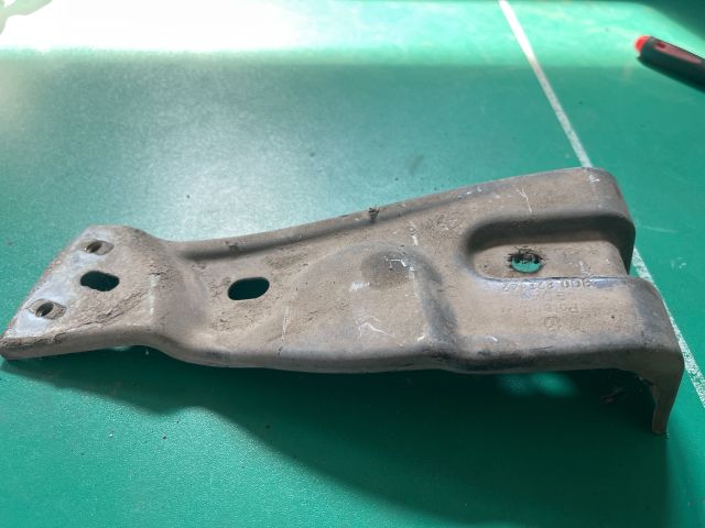 bontott VW PASSAT B6 Jobb Sárvédő Oldaltartó