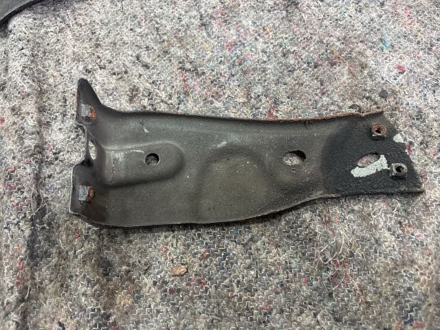 bontott VW PASSAT B6 Jobb Sárvédő Oldaltartó