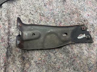 bontott VW PASSAT B6 Jobb Sárvédő Oldaltartó