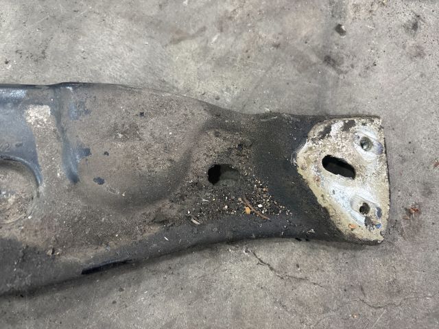 bontott VW PASSAT B6 Jobb Sárvédő Oldaltartó