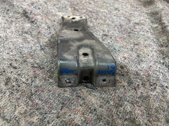 bontott VW PASSAT B6 Jobb Sárvédő Oldaltartó