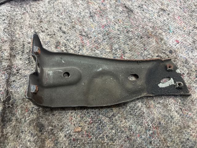 bontott VW PASSAT B6 Jobb Sárvédő Oldaltartó