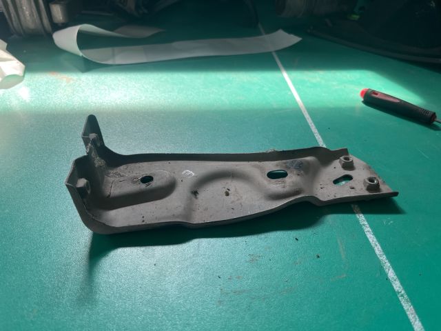 bontott VW PASSAT B6 Jobb Sárvédő Oldaltartó