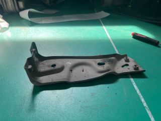 bontott VW PASSAT B6 Jobb Sárvédő Oldaltartó