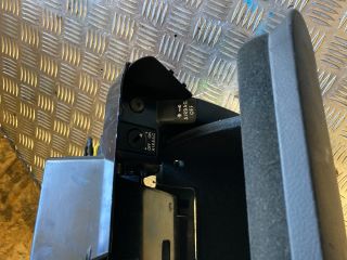 bontott VW PASSAT B6 Kesztyűtartó